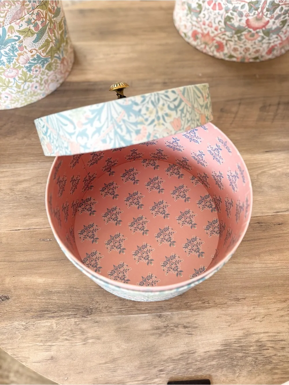 Morris & Co. Woodland Weeds Round Keepsake Gift Box